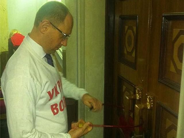 Опозиціонери зачинилися у сесійній залі і сміються там Опозиціонери зачинилися у сесійній залі і сміються там