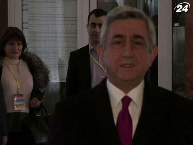 В Армении на президентских выборах побеждает действующий глава государства