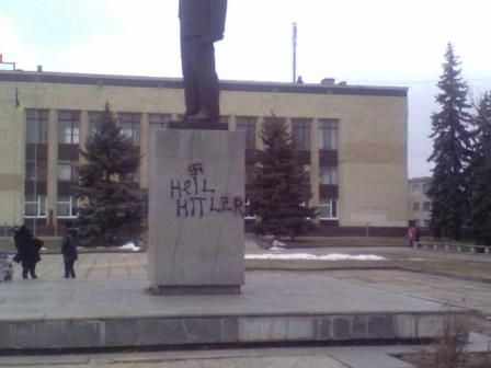 На Харьковщине неизвестные разрисовали Ленина свастикой (Фото)