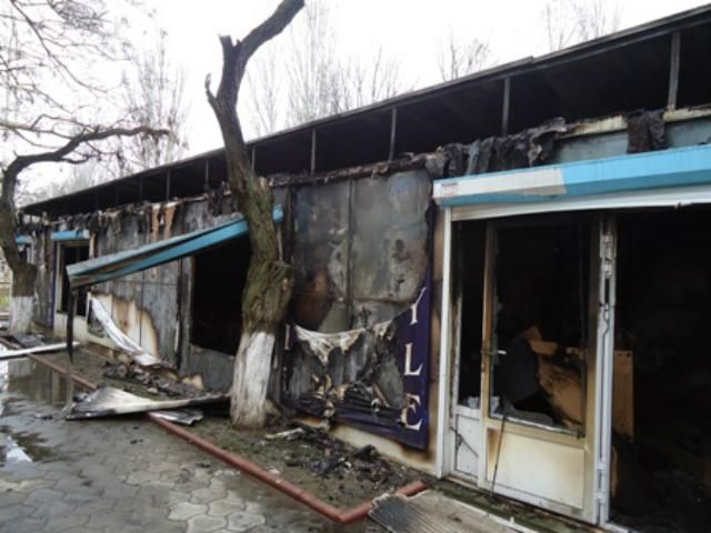 У Херсоні горіли торгові павільйони (Фото, відео) У Херсоні горіли торгові павільйони (Фото, відео)