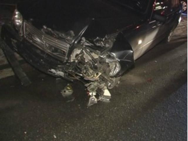 У центрі Києва "Мерседес" розтрощив три інші автівки (Фото) У центрі Києва "Мерседес" розтрощив три інші автівки (Фото)