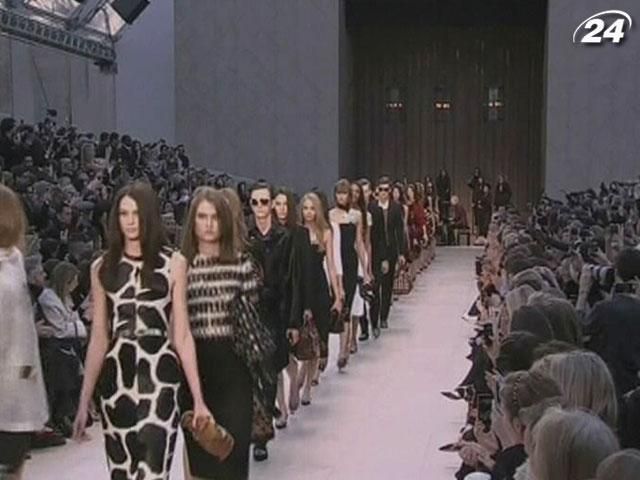 Крістофер Бейлі презентував колекцію Trench Kisses Крістофер Бейлі презентував колекцію Trench Kisses