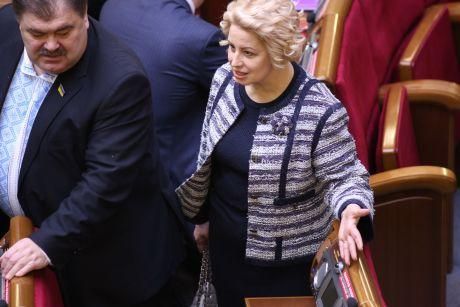 Герман сорвала оппозиционную наклейку в Раде (Фото) Герман сорвала оппозиционную наклейку в Раде (Фото)