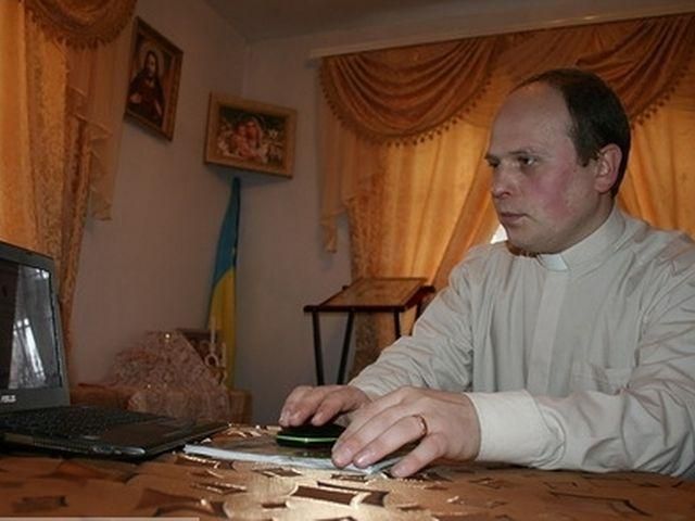 Тернопільський священик спілкується ВКонтакті і проповідує за допомогою нетбука (Фото, відео)