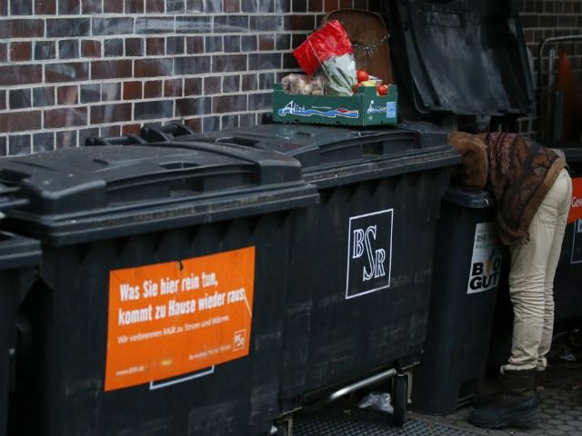 Молодой немец ищет пищу для своей семьи на свалке (Фото) Молодой немец ищет пищу для своей семьи на свалке (Фото)