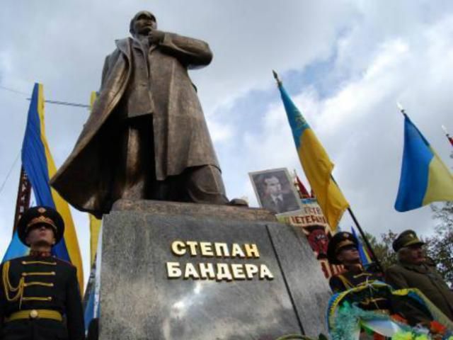 КПУ: Пам'ятники Бандері - притягують за вуха значимість його особистості