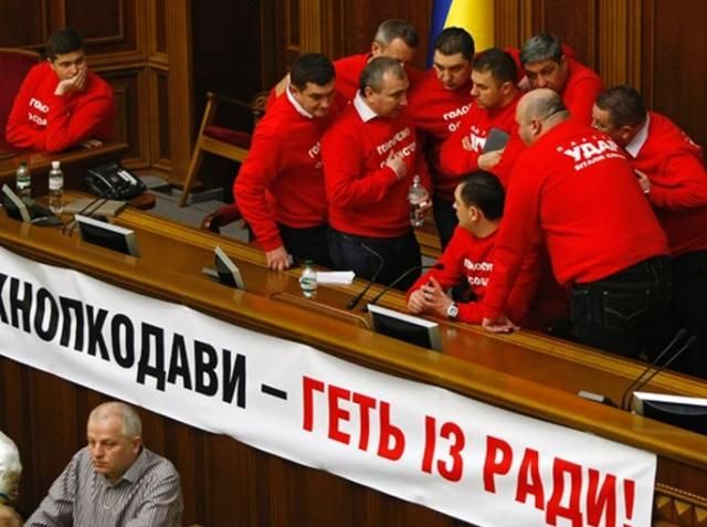 УДАРівці у Раді тренуються відбивати напади на трибуну (Відео) УДАРівці у Раді тренуються відбивати напади на трибуну (Відео)