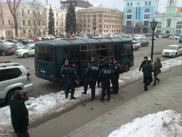 Сегодня вход в Гостиный двор продолжали охранять беркутовцы Сегодня вход в Гостиный двор продолжали охранять беркутовцы