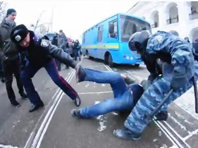 Свободовцы говорят, что их соратников избил "Беркут" Свободовцы говорят, что их соратников избил "Беркут"