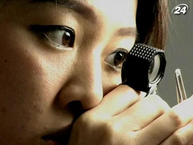 Індонезійських студентів вчать відрізняти діаманти від підробок Індонезійських студентів вчать відрізняти діаманти від підробок