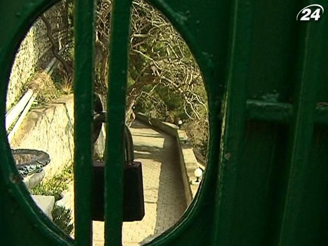 Земельний скандал у Криму: Невідома фірма перекрила стіною підхід до моря Земельний скандал у Криму: Невідома фірма перекрила стіною підхід до моря