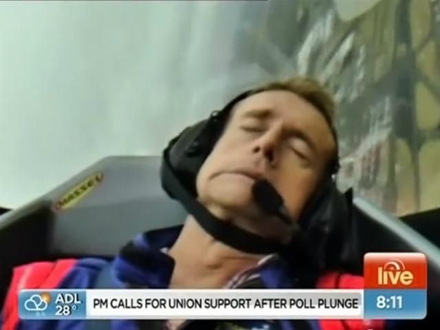 Журналіст знепритомнів у прямому ефірі в кабіні літака (Відео) Журналіст знепритомнів у прямому ефірі в кабіні літака (Відео)