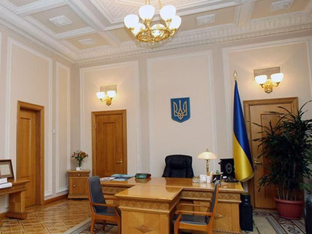 Лидеры фракций дискутируют в закрытом кабинете Рыбака Лидеры фракций дискутируют в закрытом кабинете Рыбака