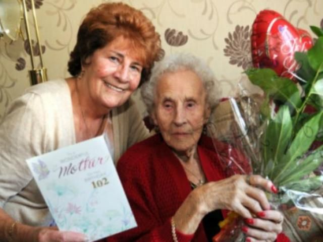 Женщина решила завязать с курением в 102 года (Фото) Женщина решила завязать с курением в 102 года (Фото)