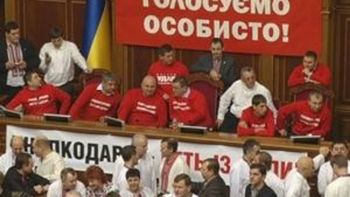 Блокада Ради може тривати до саміту Україна-ЄС, - експерти Блокада Ради може тривати до саміту Україна-ЄС, - експерти