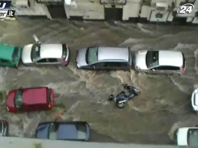 Наводнения на юге Европы: вода сносит автомобили и мебель