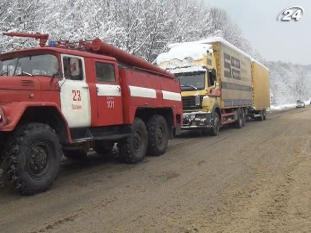 На прикарпатській трасі - затори вантажівок