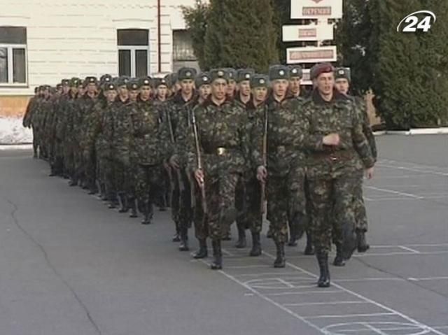 Азаров и Янукович обещают улучшение для украинской армии