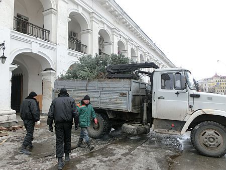 В Гостином дворе срубили елки и вывезли на грузовиках (Фото)