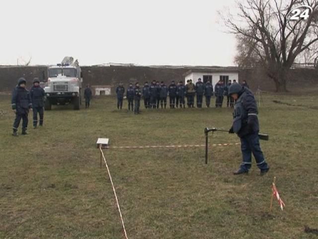 Днепропетровские спасатели отработали обезвреживание боеприпасов