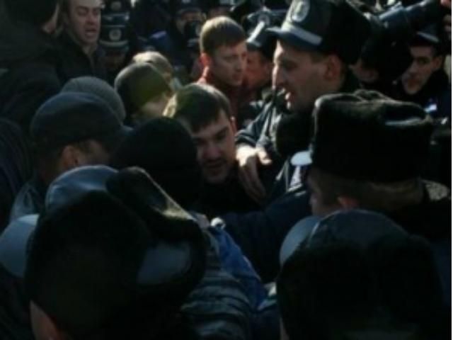 Через знесений пам’ятник Леніну побилися свободівці з комуністами та міліцією (Відео) Через знесений пам’ятник Леніну побилися свободівці з комуністами та міліцією (Відео)