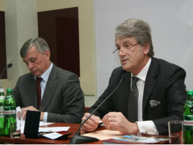 Ющенко в свой день рождения собрал политсовет "НУ" Ющенко в свой день рождения собрал политсовет "НУ"