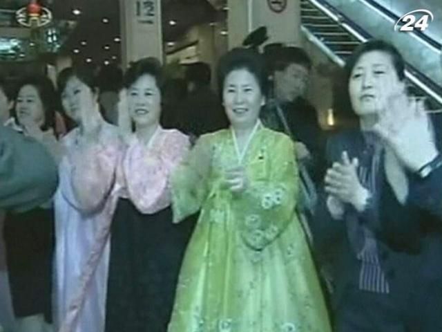 Кім Чен Ин нагородив 10 тисяч корейців за ядерний вибух Кім Чен Ин нагородив 10 тисяч корейців за ядерний вибух