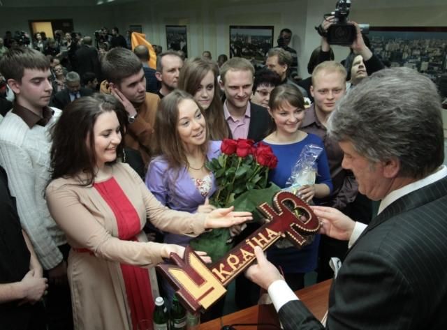 Однопартийцев Ющенко угощал итальянским шампанским и пирожками из родного села