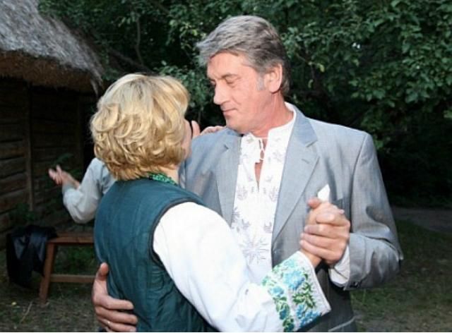 На день рождения Ющенко получил сосуд для воды и открытку На день рождения Ющенко получил сосуд для воды и открытку