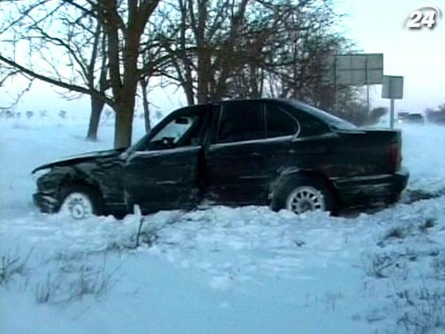 На Ровенщине из снежных заносов вытянули 10 легковушек