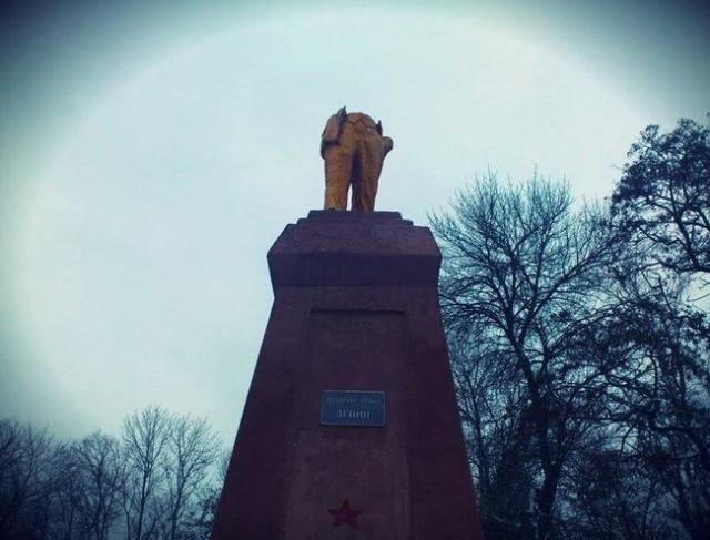 Мэр Сум предлагает снести памятники Ленину и почтить героев города Мэр Сум предлагает снести памятники Ленину и почтить героев города