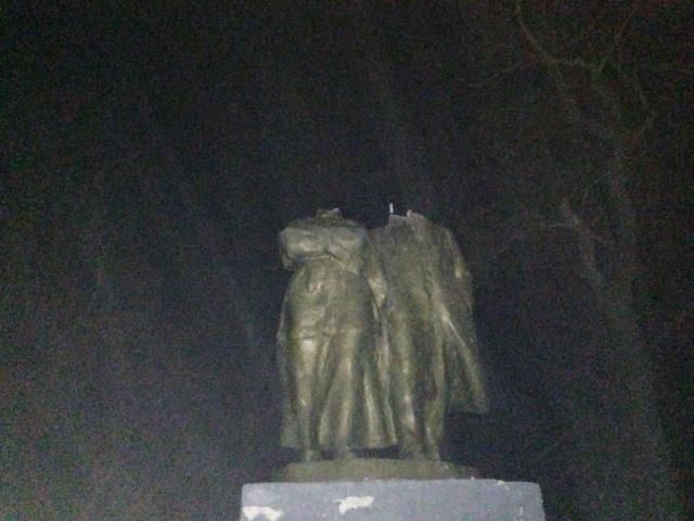 На Полтавщині повідривали голови пам'ятникам Леніну та Крупській (Фото)