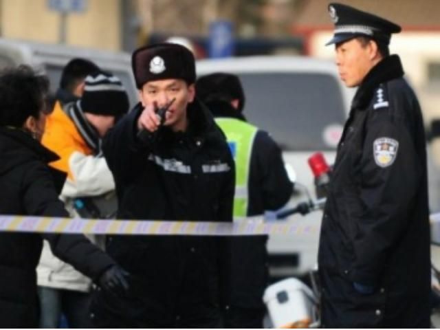 В Китае чиновник заехал на автомобиле в кинотеатр и ранил 26 человек В Китае чиновник заехал на автомобиле в кинотеатр и ранил 26 человек