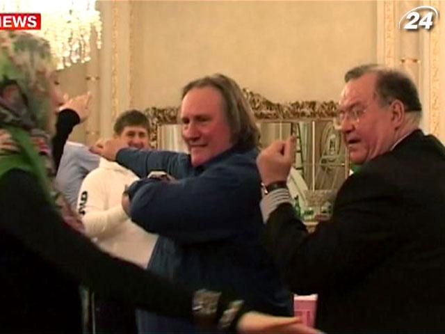 Жерар Депардье станцевал лезгинку в Чечне (Видео) Жерар Депардье станцевал лезгинку в Чечне (Видео)