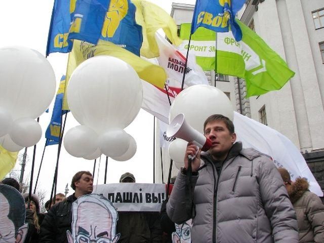 На Майдані закидали яйцями символічного Януковича, який читав кримінальний реп На Майдані закидали яйцями символічного Януковича, який читав кримінальний реп