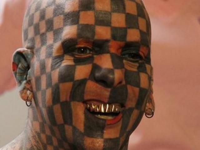 Человек-шахматы: 98% тела в татуировках