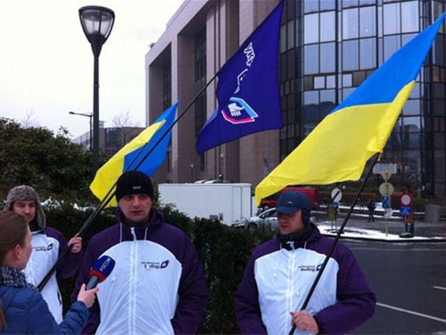 В Брюсселе четверо пикетчиков с флагами Медведчука хвалили Таможенный союз (Видео)