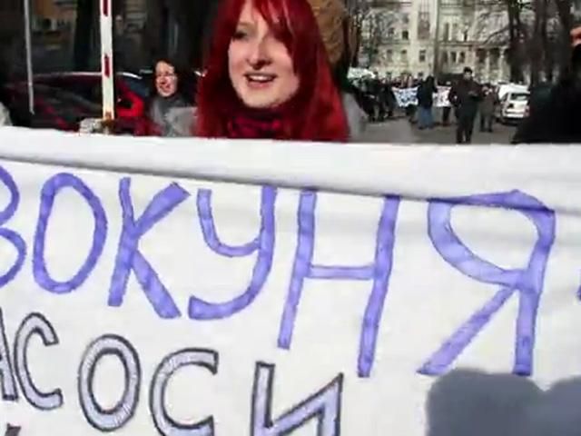 Под окнами Януковича задержали восьмерых девушек-активисток, среди них несовершеннолетняя