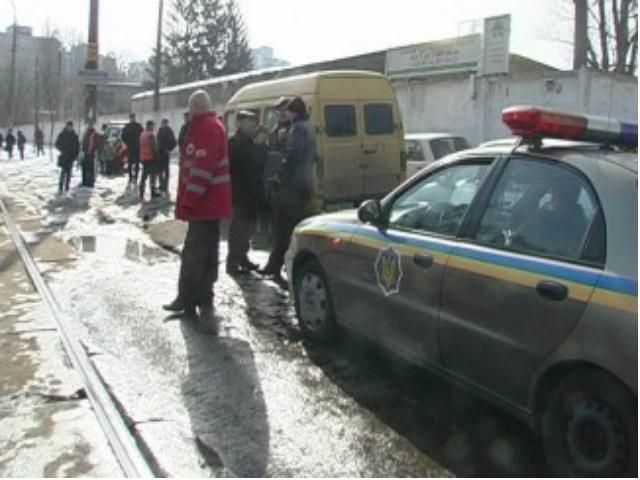 У Києві чоловік впав просто під трамвай