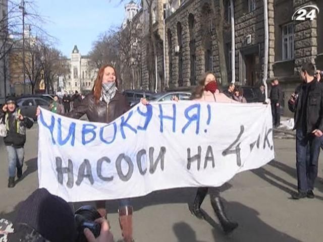 Возле АП задержали 13 активистов с насосами Возле АП задержали 13 активистов с насосами