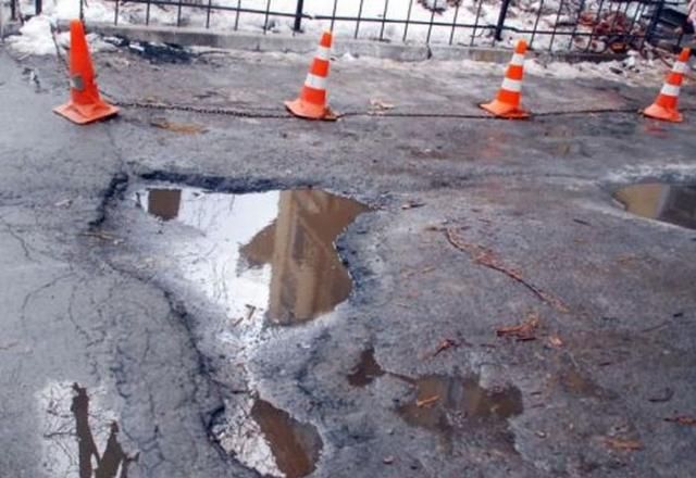 В Азарова повідомляють, що ями залишились лише на 15% українських доріг В Азарова повідомляють, що ями залишились лише на 15% українських доріг