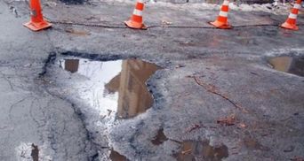 У Азарова сообщают, что ямы остались лишь на 15% украинских дорог