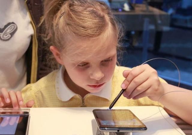 У Бельгії заборонять популяризувати телефони серед дітей 