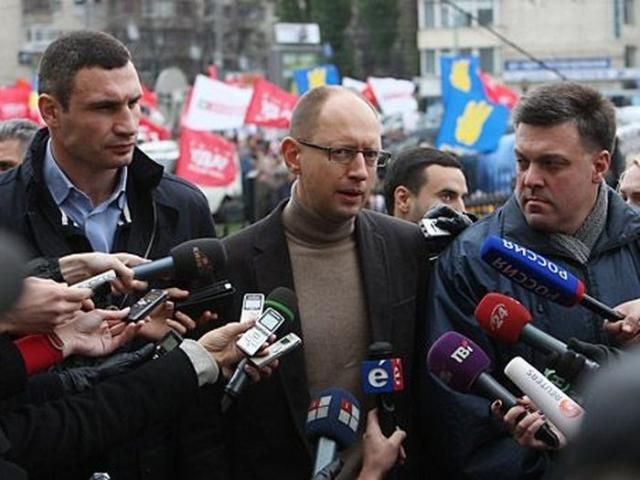 Яценюк: Люди виходять на мітинг проти Януковича без грошей 