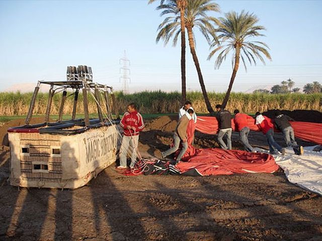 После падения воздушного шара в Египте выжили два человека После падения воздушного шара в Египте выжили два человека