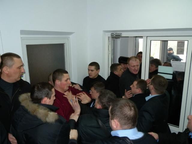 В Тернополе свободовцы подрались с "Беркутом" (Фото, видео) В Тернополе свободовцы подрались с "Беркутом" (Фото, видео)