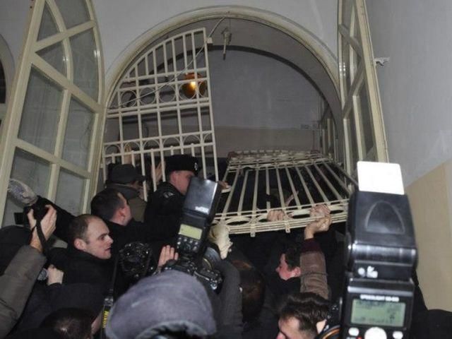 Суд запретил "Свободе" проводить акции под стенами Гостиного двора Суд запретил "Свободе" проводить акции под стенами Гостиного двора