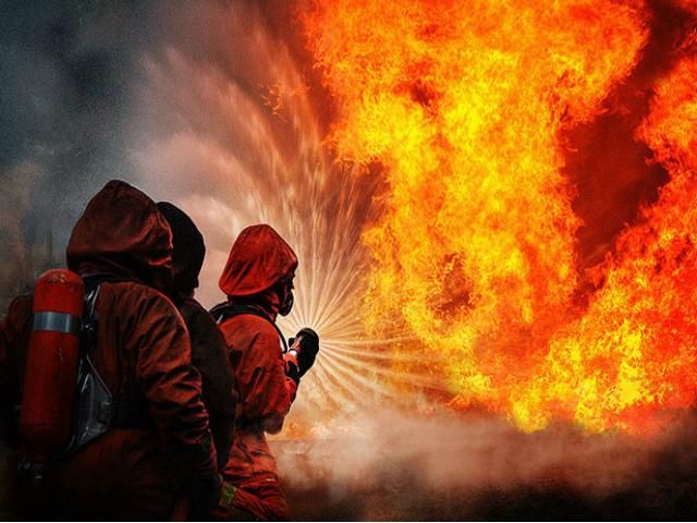 У столиці Грузії горить великий торговий центр У столиці Грузії горить великий торговий центр