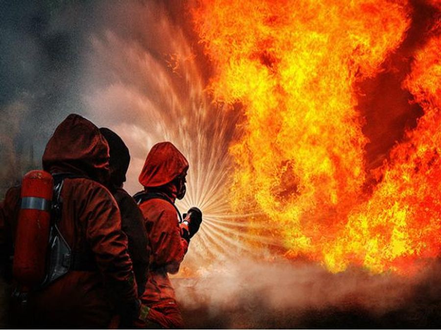 В столице Грузии горит крупный торговый центр В столице Грузии горит крупный торговый центр