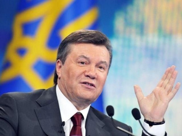 Янукович доручив Кабміну готуватися до Дня Конституції
